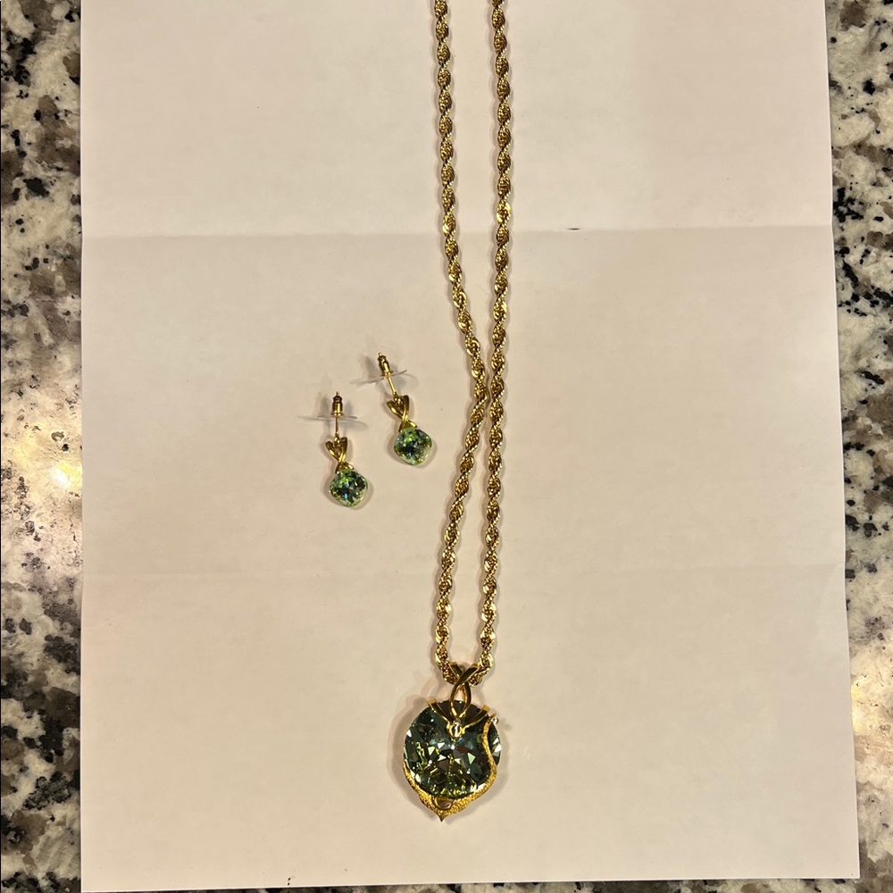 Elegant Gold and Green Jewelry Set